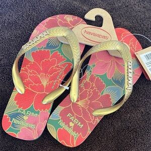 Havaianas Farm Rio Collab Gold Strap Floral Flip Flops Pantanal Green sz6 NWT